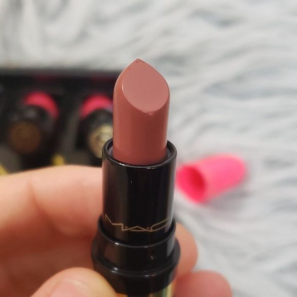 M.A.C. Cosmetics Nutcracker Sweet Nude Lip Kit - Picture 3 of 8